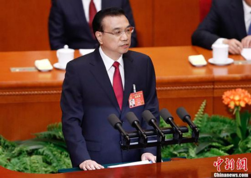 3月5日,第十二届全国人民代表大会第五次会议在北京人民大会堂开幕。国务院总理李克强作政府工作报告。<a target='_blank' href='http://www.chinanews.com/' _fcksavedurl='http://www.chinanews.com/' _fcksavedurl='http://www.chinanews.com/'>中新社</a>记者 杜洋 摄 点击进入下一页
